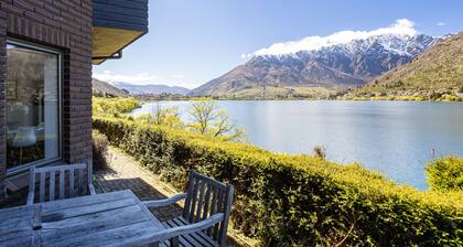 Absolute Waterfront Apartment - Lakeside access with trails straight to town