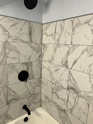 Secadora de cabello, bidet, toallas, jabón 