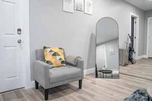 Toallas, jabón, shampoo, papel higiénico