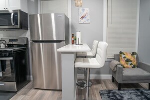 毛巾、肥皂、洗发水、卫生纸