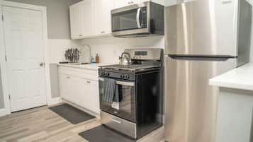 Full-size fridge, microwave, oven, stovetop