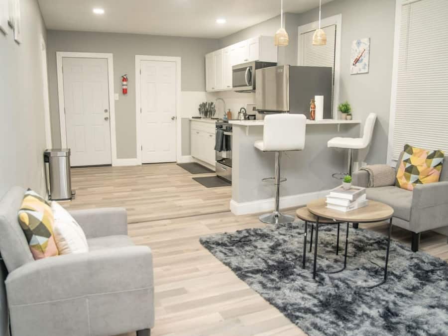 Frigorífico grande, microondas, horno y placa de cocina