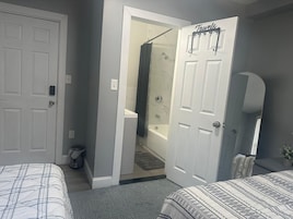 家庭房, 2 张大床, 无烟房, 私人浴室 | 起居区 | 43-英寸智能电视（配备卫星频道）