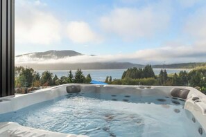 Outdoor spa tub - Hot Tub & Amazing Ocean View |The Simple Peak *New (Port Renfrew)