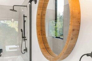Shower - Hot Tub & Amazing Ocean View -The Simple Peak - Non pet friendly (Port Renfrew)