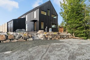 Exterior - Hot Tub & Amazing Ocean View |The Simple Peak *New (Port Renfrew)