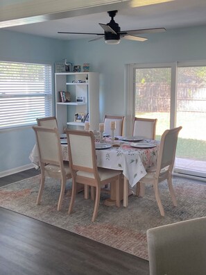 Dining - Charming, comfy 3-bedroom Ranch in Clearwater with WiFi and AC (Clearwater)