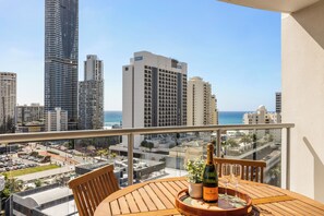 Outdoor dining - Chevron Renaissance Ocean & River Views (Surfers Paradise)