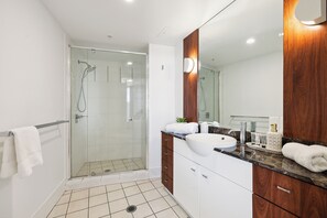 Dusche, Haartrockner, Handtücher, Seife