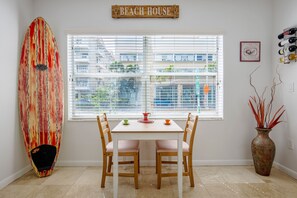 Dining - Chic 1-bedroom with WiFi and AC in fabulous Miami Beach (Miami Beach)