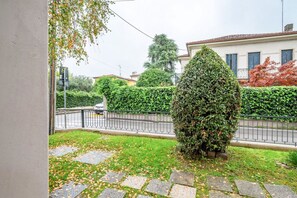 Property grounds - GuestHost - Cosy studio of 17 smq for two people, located on the ground floor of a just renovated building NO lift (there is a step to access the entrance of the flat). The property is located in a quiet and peaceful residential area. In just a few minut (Padova)