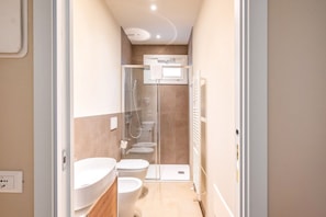 Douche, sèche-cheveux, bidet, serviettes fournies