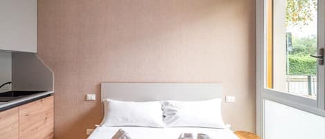 Iron/ironing board, WiFi, bed sheets