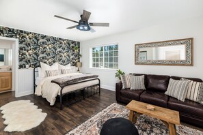 7 bedrooms, iron/ironing board, travel cot, free WiFi - 7BR Nature Estate • Heated Pool • Game Room • Wineries • Weddings • Retreats (Ramona)