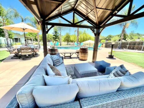 7BR Estate • Heated Pool • Game Room • Walk to Wineries • Farm Experience