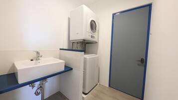Apartment | Bathroom | Combined shower/tub, free toiletries, hair dryer, bidet