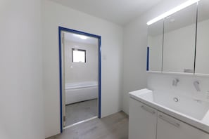 Apartment | Badezimmer | Duschwanne, kostenlose Toilettenartikel, Haartrockner, Handtücher