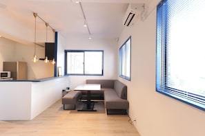 Apartment | Essbereich im Zimmer