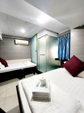 Desk, laptop workspace - KK Hotel  (Kowloon)