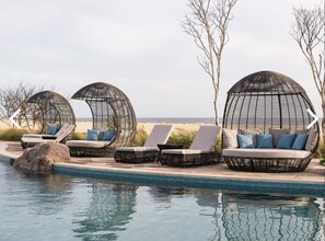 Een buitenzwembad en een verwarmd zwembad