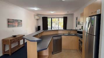 冰箱、微波炉、烤箱、炉灶