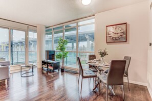 Club-Apartment, Stadtblick | Wohnbereich