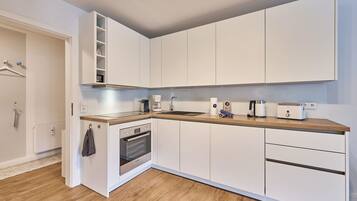 Kylskåp, mikrovågsugn, ugn och spishäll