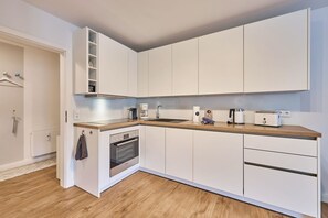 Fridge, microwave, oven, stovetop - Ferienwohnung Robbe - Holiday apartment Robbe in the heart of Timmendorfer Strand (Timmendorfer Strand)