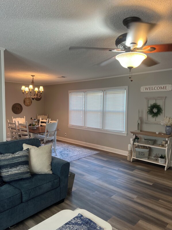 Smart TV, fireplace - Country Springs Cottage (McRae-Helena)