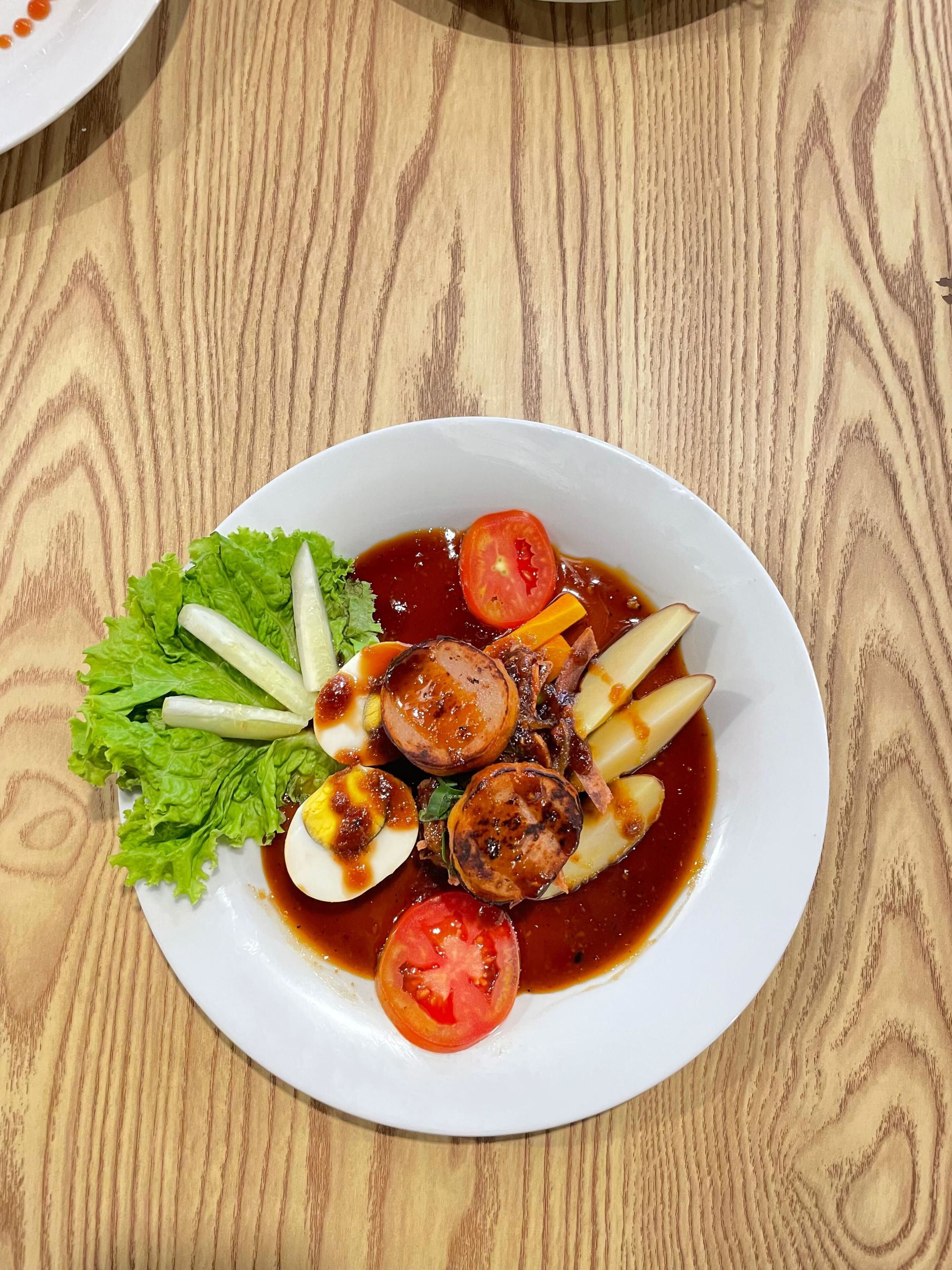 Un plato de comida con verduras y salsa.