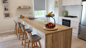 Jääkaappi, mikroaaltouuni, uuni, liesi