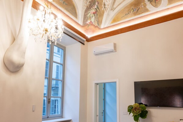 Interior - Lagrange Turin Suite 09, exclusivity and unique frescoes (Torino)