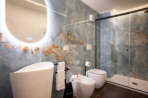 Douche, sèche-cheveux, bidet, serviettes fournies