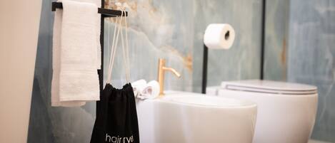 シャワー、ヘアドライヤー、ビデ、タオル
