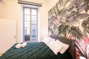 2 bedrooms, desk, WiFi, bed sheets