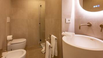 Doccia, asciugacapelli, bidet, asciugamani