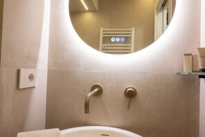 Douche, séchoir à cheveux, bidet, serviettes fournies