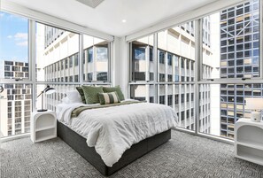 3 quartos, ferros/tábuas de passar roupa, berço de viagem
