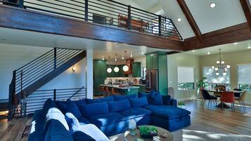 Una televisión, una chimenea, un reproductor estéreo, una oficina