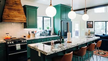 Frigorífico, microondas, horno y placa de cocina