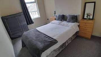 2 chambres, fer et planche à repasser, literie fournie