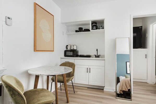 Dining - Stellar Westwood Studio, walk to Coffee, Dining & Shops, by Blueground (Los Angeles)