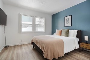 Iron/ironing board, WiFi, bed sheets - Stellar Westwood Studio, walk to Coffee, Dining & Shops, by Blueground (Los Angeles)