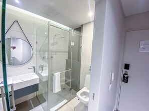 Shower, towels - SandtonCity-Apartment-Sleeps2-Pool-Parking (Sandton)