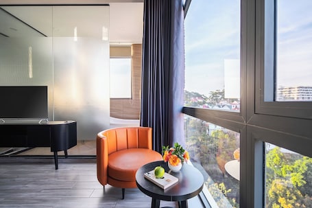 Deluxe Double Room, Bathtub | Individually furnished, desk, laptop workspace, soundproofing