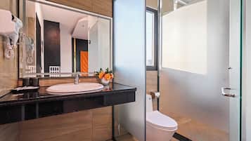 Habitación Deluxe doble, bañera | Baño | Artículos de higiene personal gratuitos, secador de pelo y zapatillas