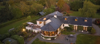 Fox House, Sleeps 8 w/ Parking, 5 min to Kilmessan
