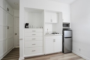 Kühlschrank, Mikrowelle, Herdplatte, Wasserkocher mit Kaffee-/Teezubehör