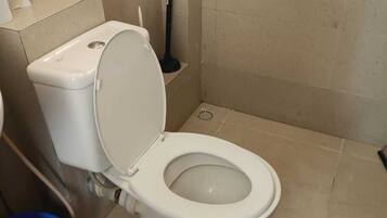 Dusch, handdukar, tvÄl och toalettpapper