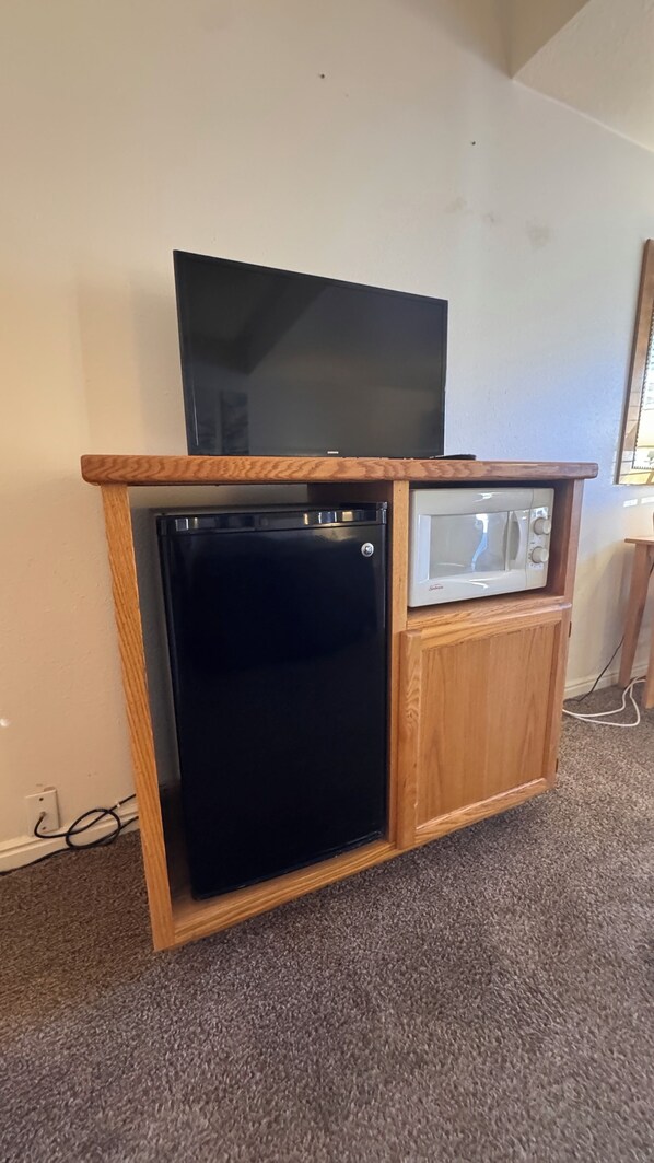 Premium bedding, desk, laptop workspace, iron/ironing board - Temple View Lodge (Manti)